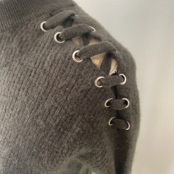 Gently pre-owned Bloomingdale’s cashmere sweater lace up shoulders gray-green S - Picture 2 of 10